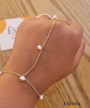 Chaine de main perles blanches